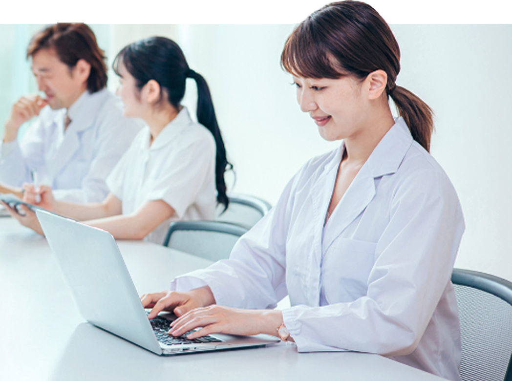 3人の職員の写真